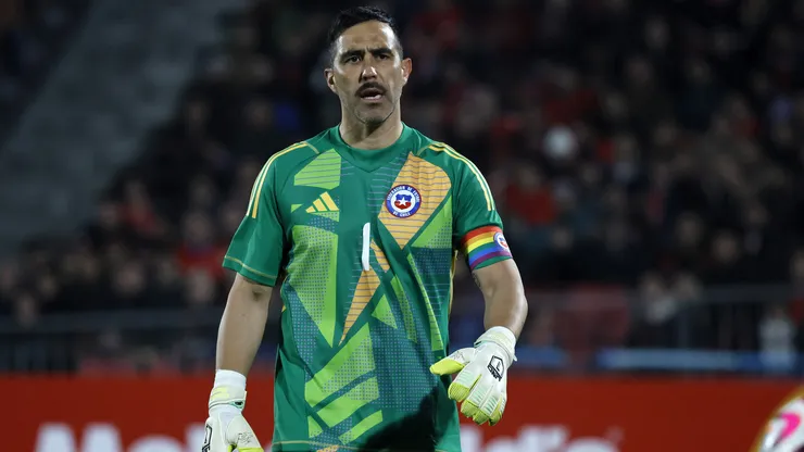 Claudio Bravo la rompe con guantes profesionales marca propia.