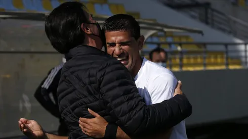 Barroso abrazado con Gustavo Quinteros cuando el Almirante ya se había ido de Colo Colo.