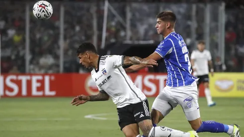 Tomás Badaloni lucha con Alan Saldivia en la Copa Libertadores 2024.