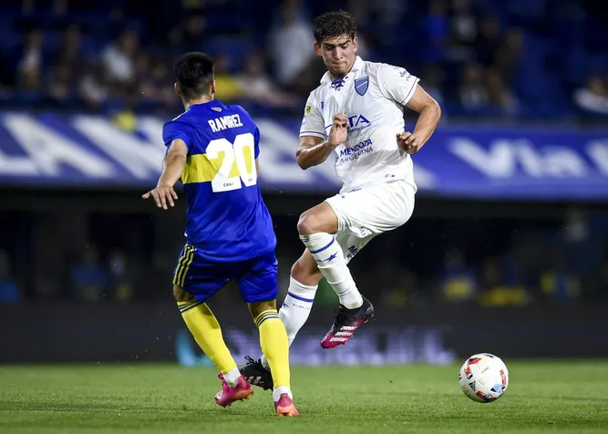 Tomás Badaloni en acción por Godoy Cruz ante Boca Juniors. (Marcelo Endelli/Getty Images).