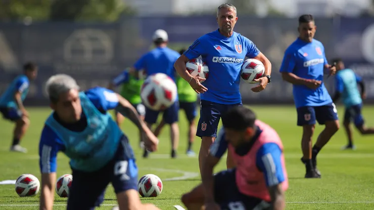 Gustavo Álvarez trabaja con su plantel en el CDA.