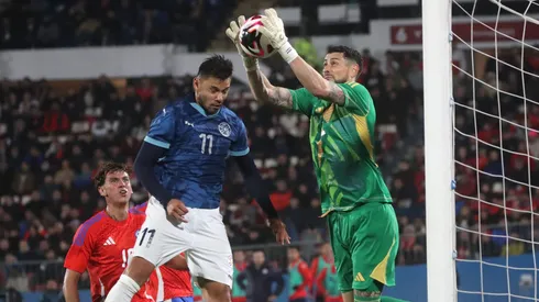 Gabriel Arias ingresó de urgencia y debutó como arquero de Chile en el Estadio Nacional.