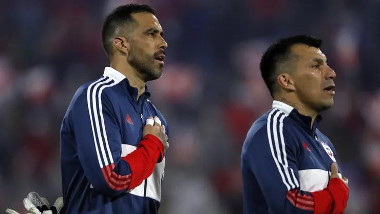 Claudio Bravo le deseó la mejor de las suertes a Gary Medel en Argentina.