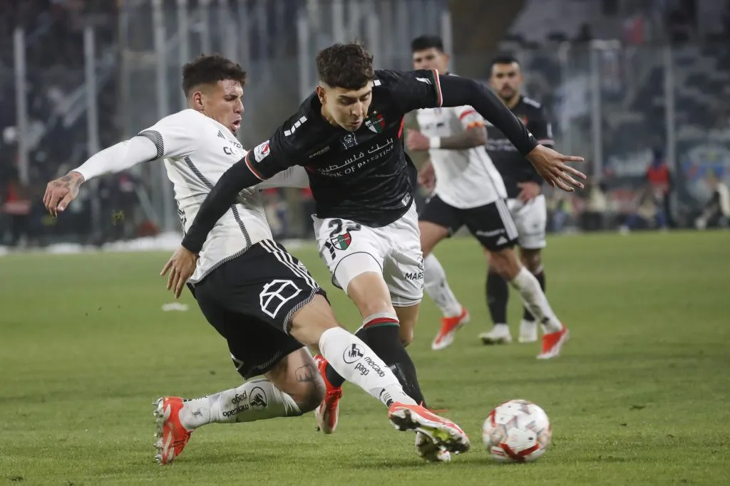 Alan Saldivia marca a Felipe Chamorro en la victoria de Colo Colo sobre Palestino. (Jonnathan Oyarzun/Photosport).