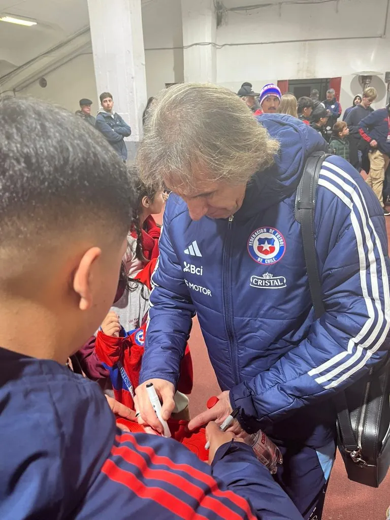El entrenador de la Roja se llenó del cariño de los hinchas nacionales.