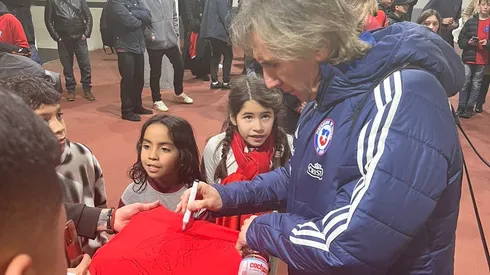 Ricardo Gareca firmó autógrafos a todos los niños en camarines.