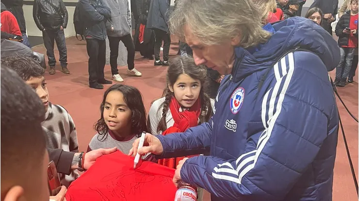 Ricardo Gareca firmó autógrafos a todos los niños en camarines.
