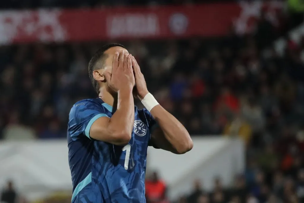 Alex Arce se lamenta: el delantero de Liga de Quito ingresó en el segundo tiempo en Paraguay. (Jonnathan Oyarzun/Photosport).