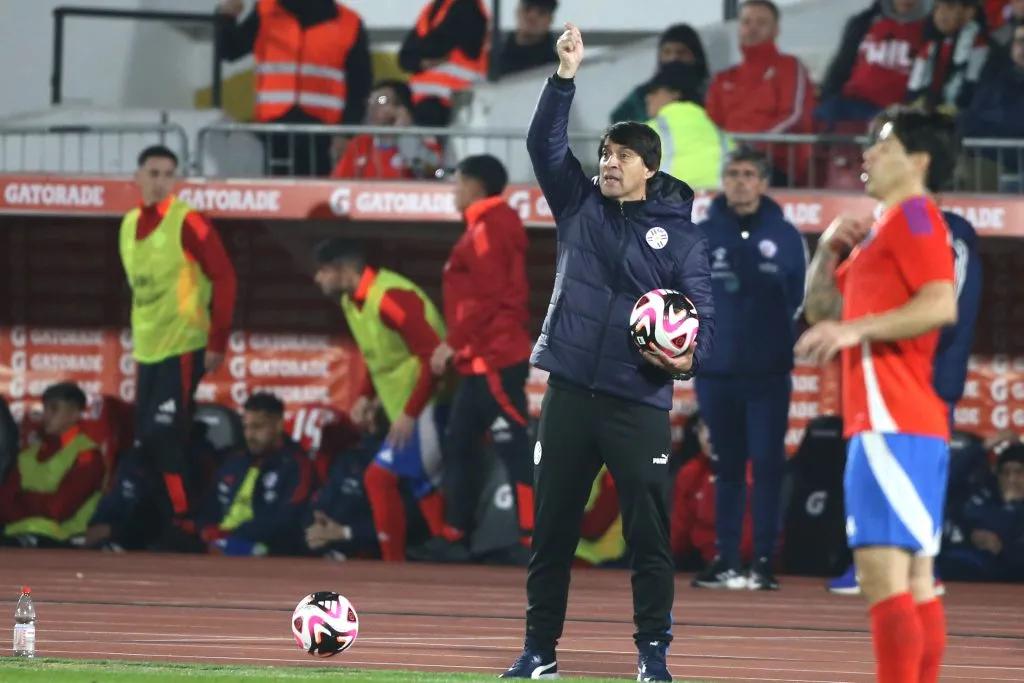 Daniel Garnero da indicaciones en el amistoso ante Chile. (Jonnathan Oyarzun/Photosport).