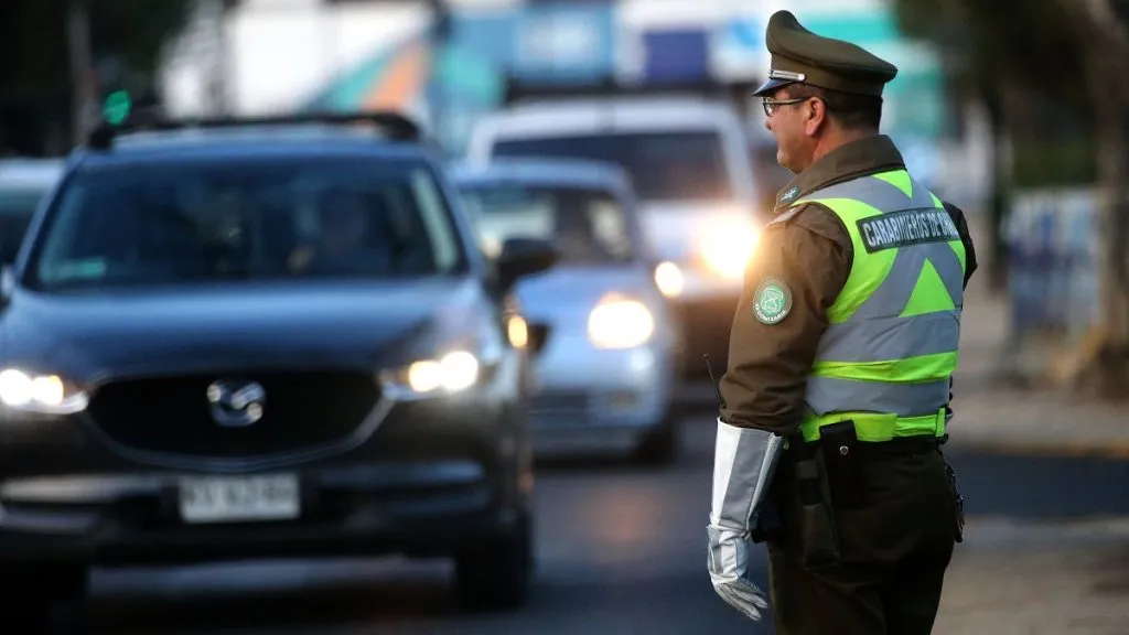 Una carabinero realiza fiscalizaciones de la restricción vehicular en la calle.
