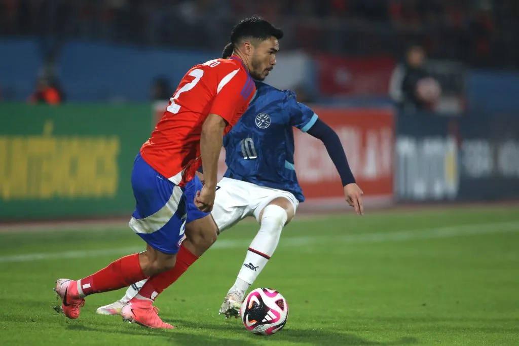 Gabriel Suazo en acción ante Paraguay. (Jonnathan Oyarzun/Photosport).