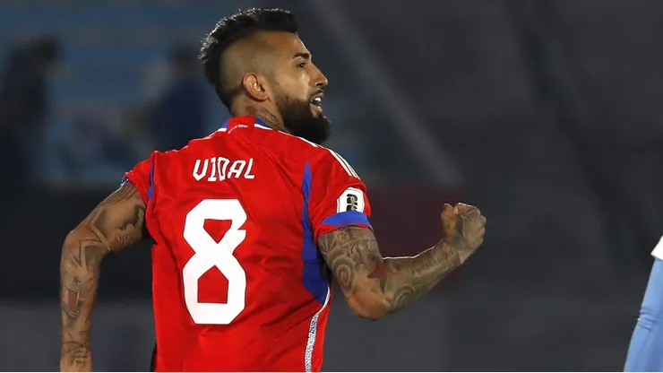 Arturo Vidal siguió con un hincha más el partido de Chile ante Paraguay.