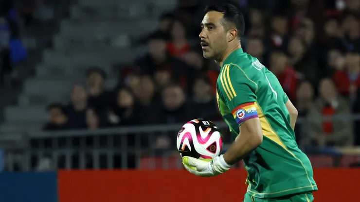 Claudio Bravo se lesionó ante Paraguay.