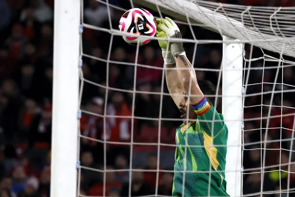 Bravo ante Paraguay. Foto: Photosport