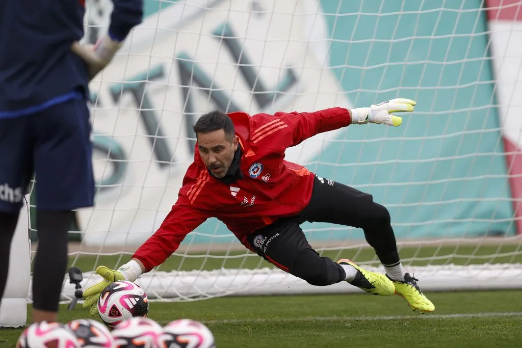 Claudio Bravo se mantendrá, por un tiempo, como el capitán de la Roja. Foto: Carlos Parra / FFCH