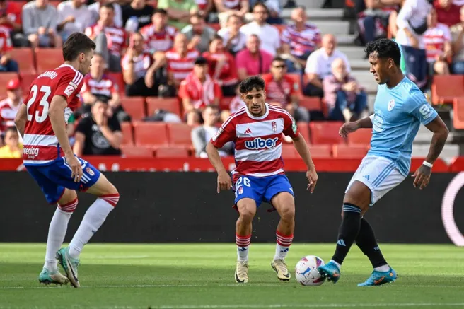 Renato Tapia por el Celta. (José Miguel Baldomero | Imago).