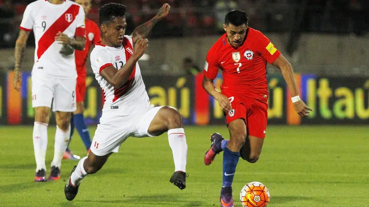Renato Tapia marca a Alexis Sánchez.