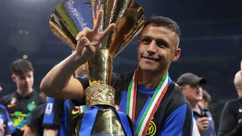 Alexis Sánchez quiere quedarse en el Inter de Milán y este jueves se confirmó una salida que puede ayudarlo.