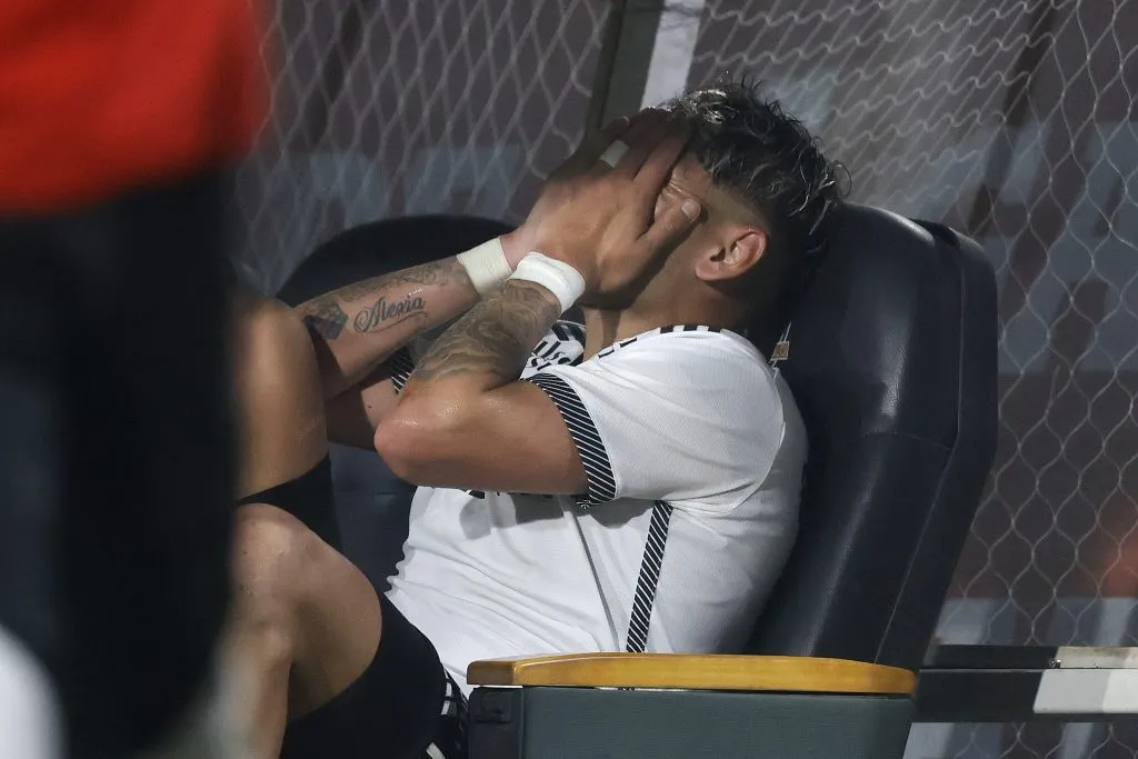 Así de frustrado quedó Carlos Palacios tras ser reemplazado ante Copiapó. (Felipe Zanca /Photosport).