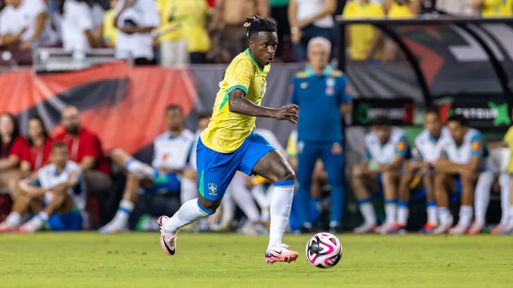 Vinícius Junior domina el balón en el último encuentro de Brasil ante México.