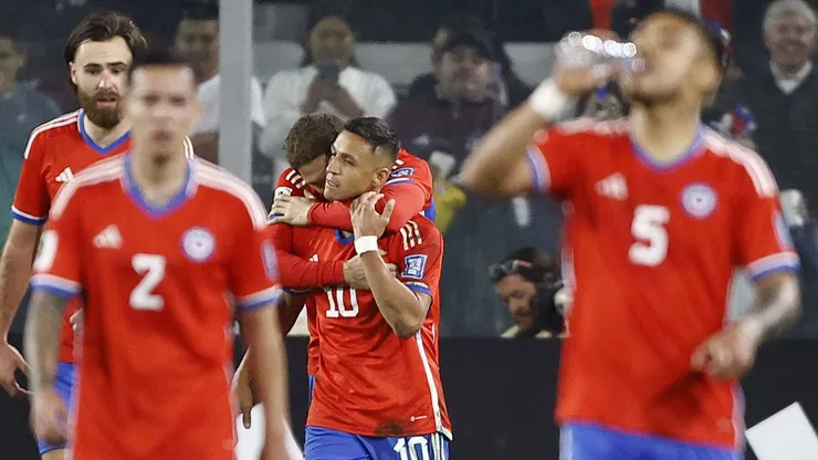 Diego Valdés y Alexis Sánchez abrazados tras el gol del enganche de América de México a Perú.