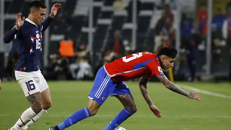 Matías Rojas marca con fuerza a Erick Pulgar.