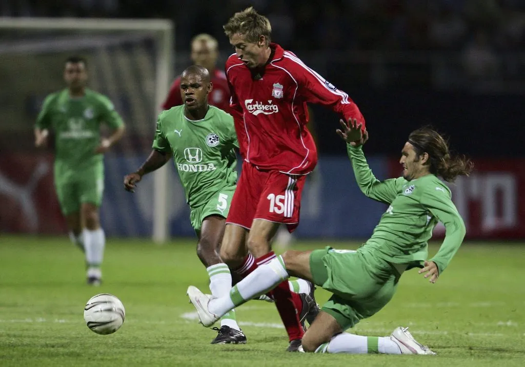 Rafael Olarra marca a Peter Crouch en un partido entre el Maccabi Haifa y el Liverpool. (Jamie McDonald/Getty Images).