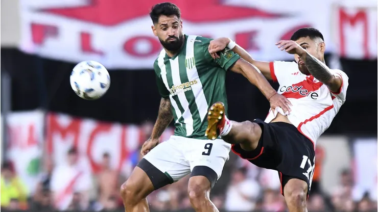 Milton Giménez aguanta la marca de Paulo Díaz.