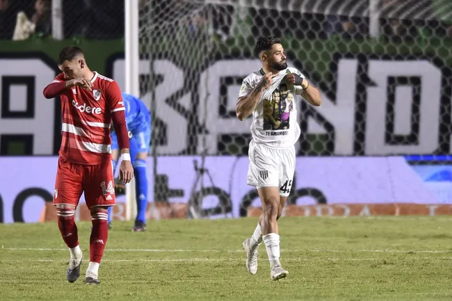 Milton Giménez celebra en Banfield de Argentina. (Gustavo Garello/Getty Images).