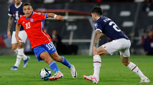 Alexis Sánchez domina el balón en el último partido entre Chile y Paraguay.