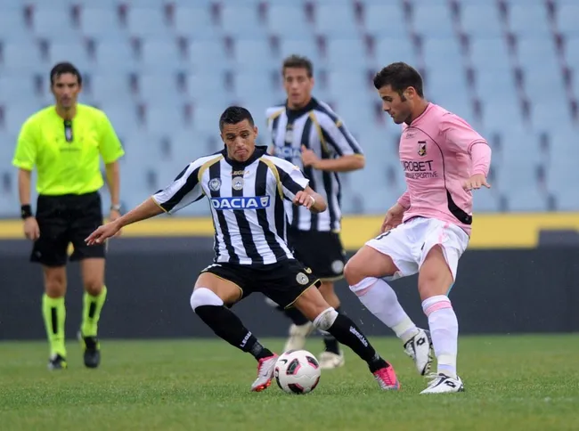 Alexis Sánchez en acción ante el Palermo. (ANDRES PINA/PHOTOSPORT).
