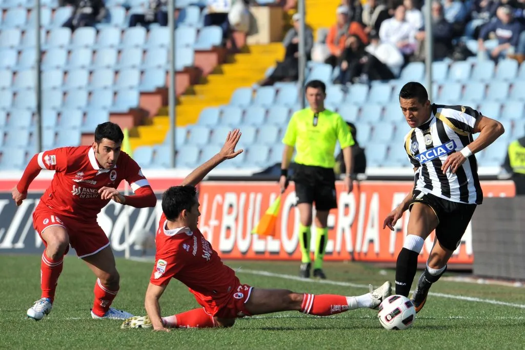Alexis Sánchez amaga frente al Bari en el Udinese. Desde el cuadro bianconero saltó al Barcelona. (LIVERANI/PHOTOSPORT).