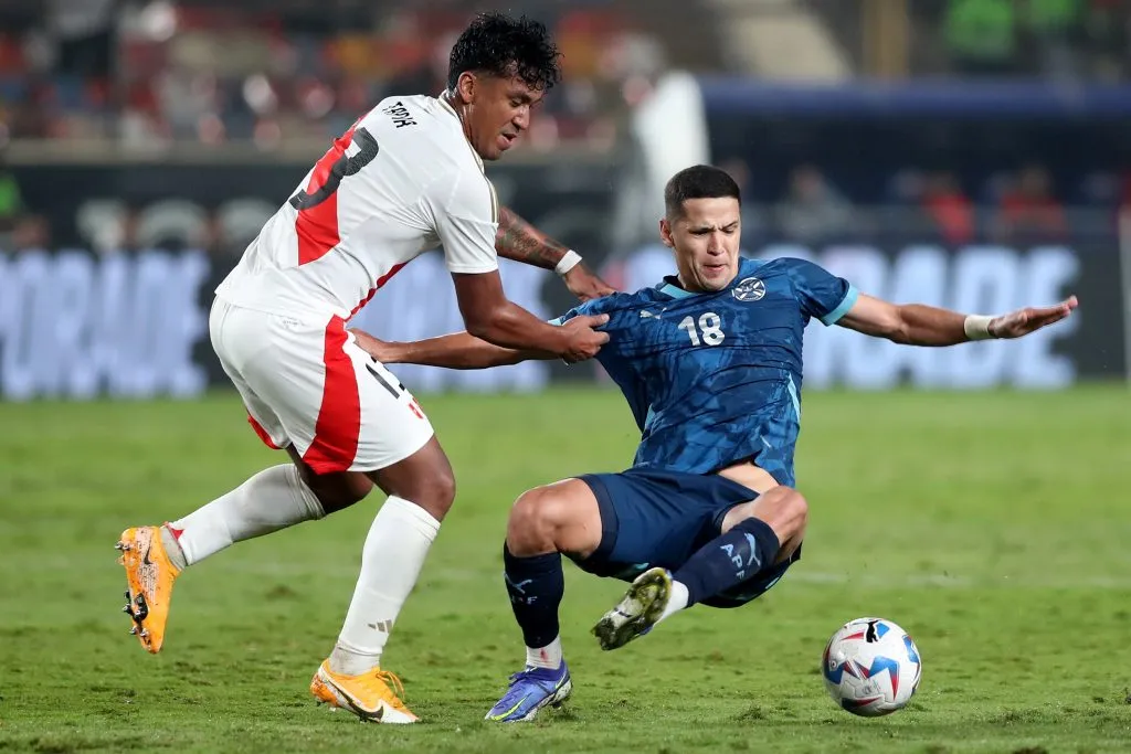 Renato Tapia marca al delantero paraguayo Alex Arce en el amistoso entre Perú y la Albirroja. (Raul Sifuentes/Getty Images).