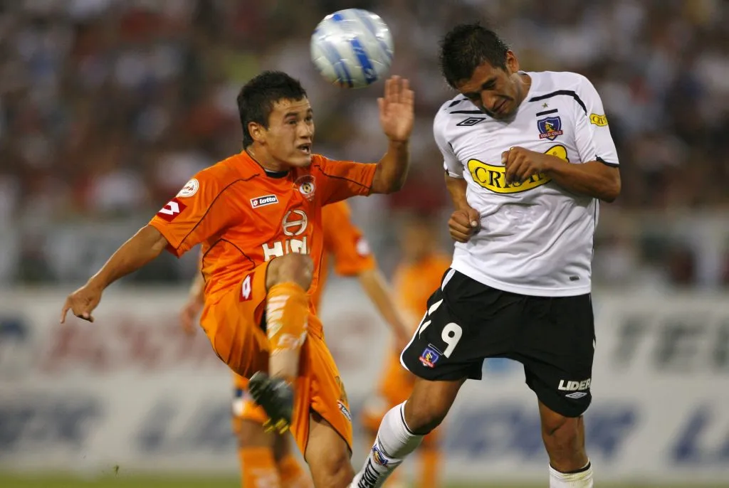 Charles Aránguiz disputa un balón con Rodolfo Moya en un partido entre Cobreloa y Colo Colo. (ANDRES PINA/PHOTOSPORT).