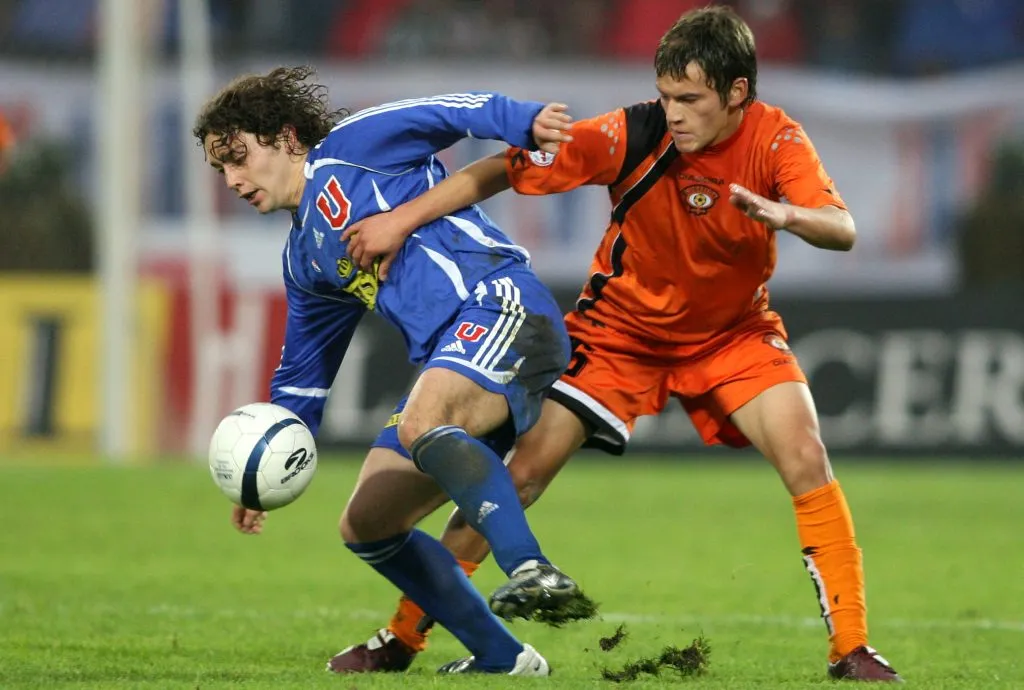 Charles Aránguiz marca al Colocho Iturra en un partido entre Cobreloa y U. de Chile. (ANDRES PINA/PHOTOSPORT).