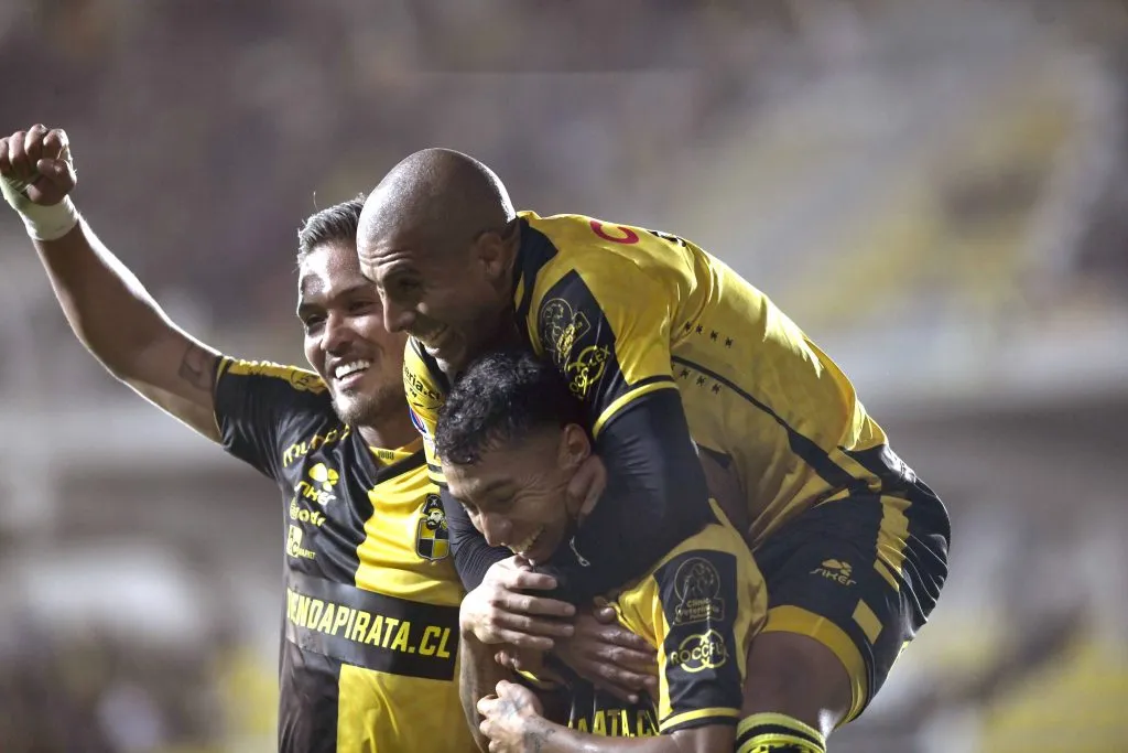 Dylan Glaby celebra colgado de la espalda de Luciano Cabral. (Alejandro Pizarro Ubilla/Photosport).