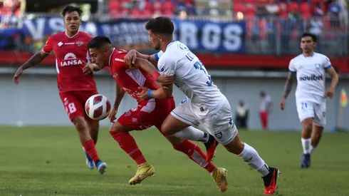 Felipe Loyola intenta frenar a Bayron Oyarzo.