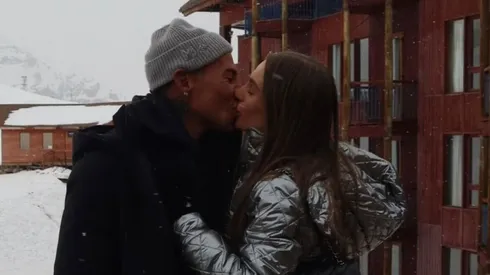 Eduardo Vargas pasea con Juliana Peixoto por los centros de nieve en Santiago.