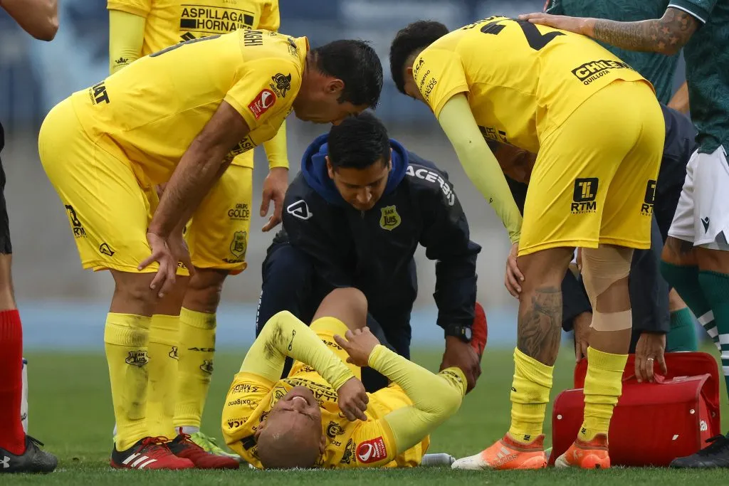 Humberto Suazo se lesionó de gravedad y estará lejos de las canchas por varios meses. Foto: Photosport.