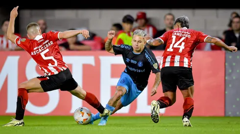 LA PLATA, ARGENTINA – APRIL 23: Jefferson Soteldo of Gremio dribbles the ball against Santiago Ascacibar (L) and Eros Mancuso (R) of Estudiantes during a Copa CONMEBOL Libertadores 2024 Group C match between Estudiantes and Gremio at Jorge Luis Hirschi Stadium on April 23, 2024 in La Plata, Argentina. (Photo by Marcelo Endelli/Getty Images)