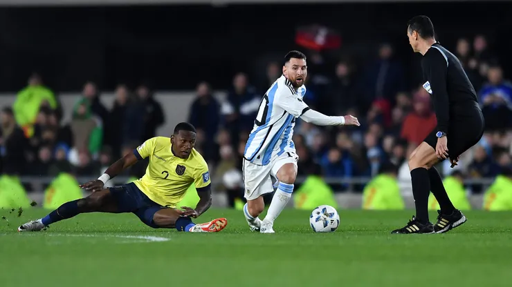 Lionel Messi con el balón en el último partido entre Argentina y Ecuador.