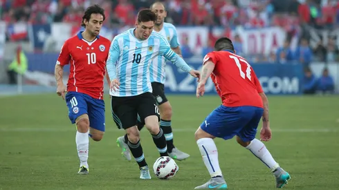 Messi contra Medel y Valdivia en 2015.