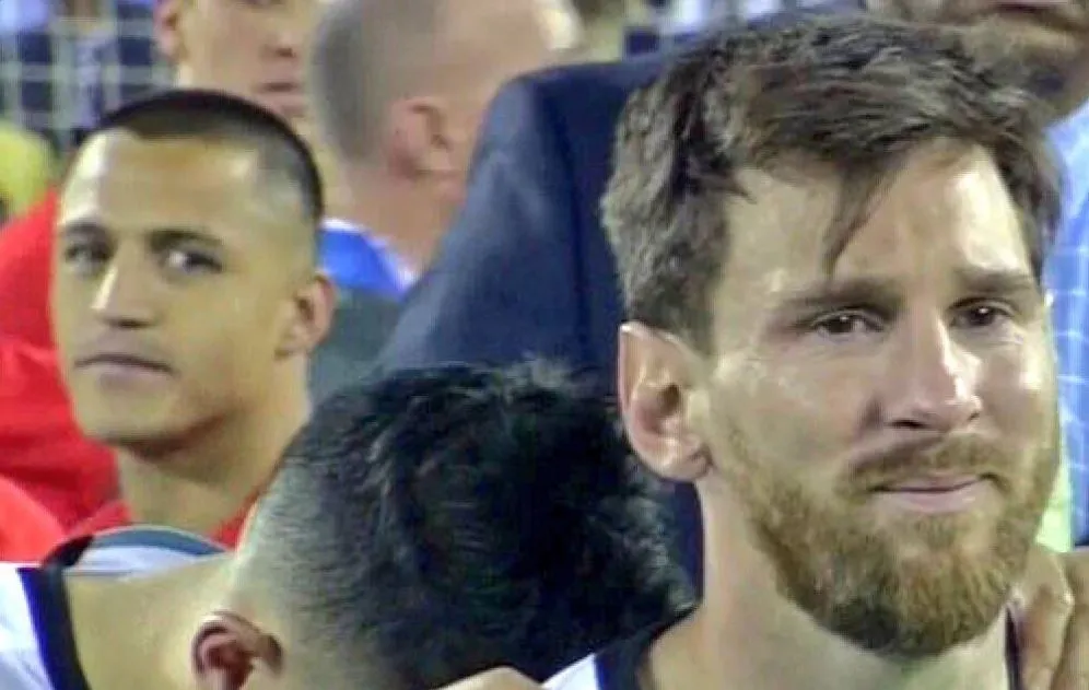 El llanto de Lionel Messi y la alegría de Alexis Sánchez. Una imagen que se convirtió en meme.
