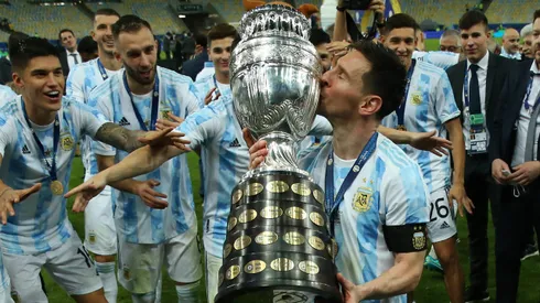 Lionel Messi besando la Copa América que ganó en 2021.