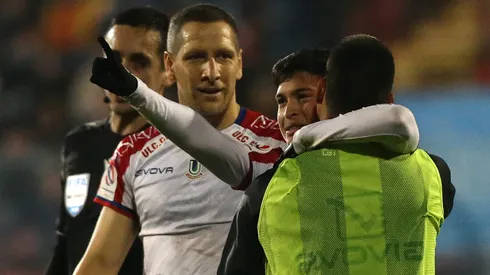 Los hinchas de Unión Española le recuerdan la rivalidad con la UC.