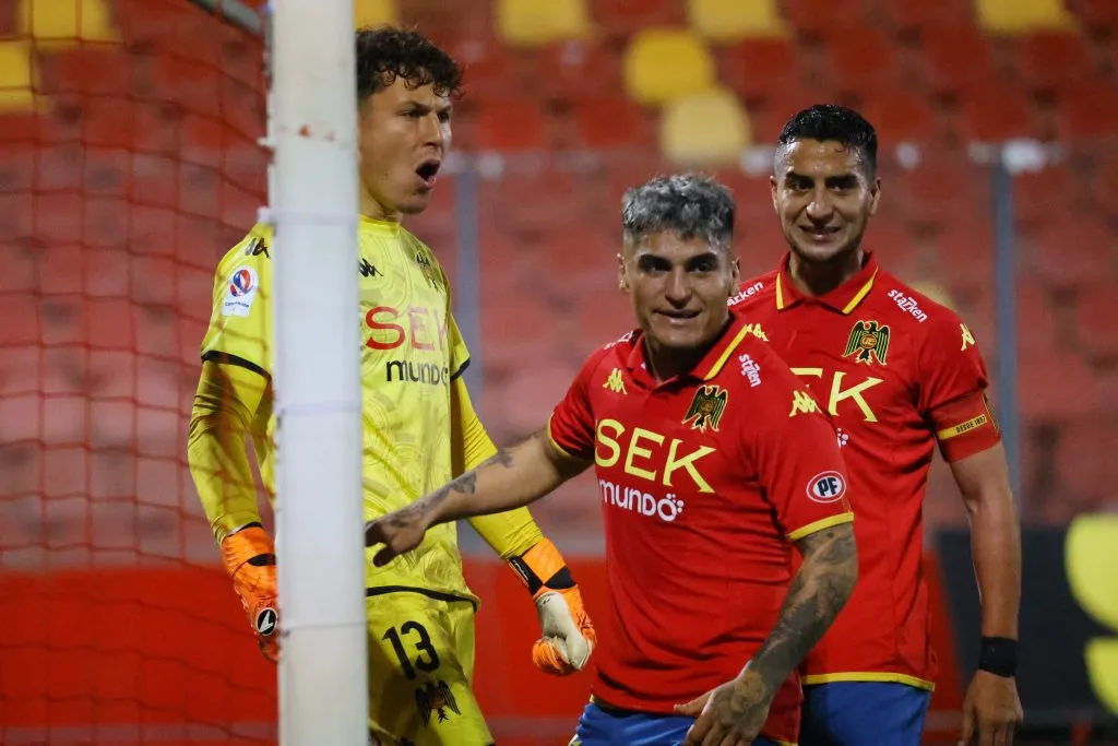 Martín Ballesteros se apuntaba como la gran figura de la noche en Unión Española. Foto: Marcelo Hernandez/Photosport