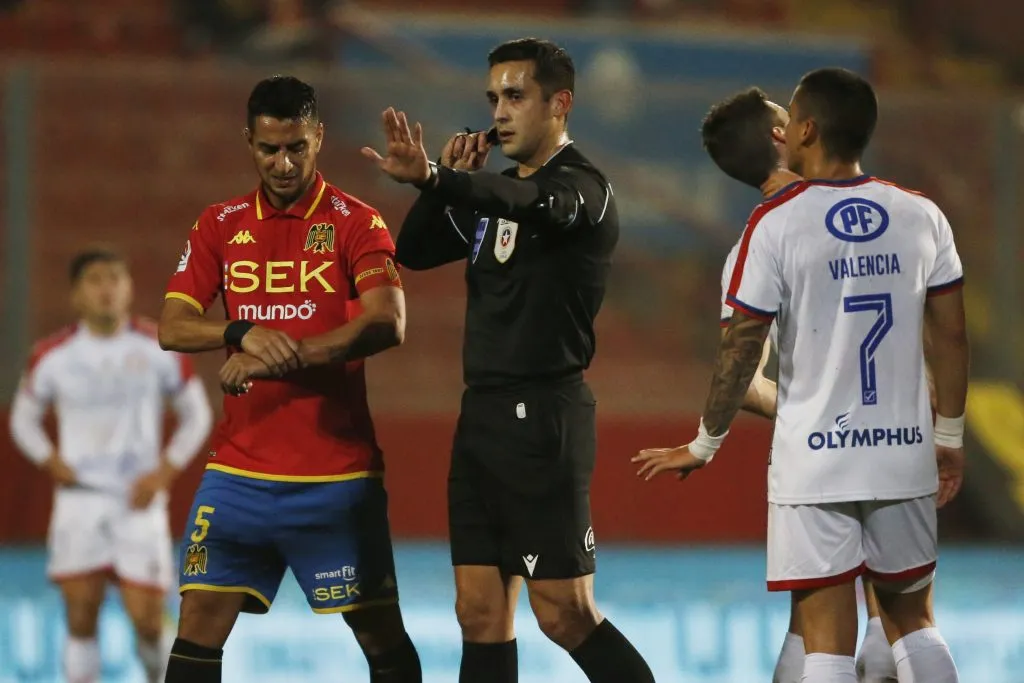 El árbitro fue llamado por el VAR para cobrar el penal. Foto: Marcelo Hernandez/Photosport