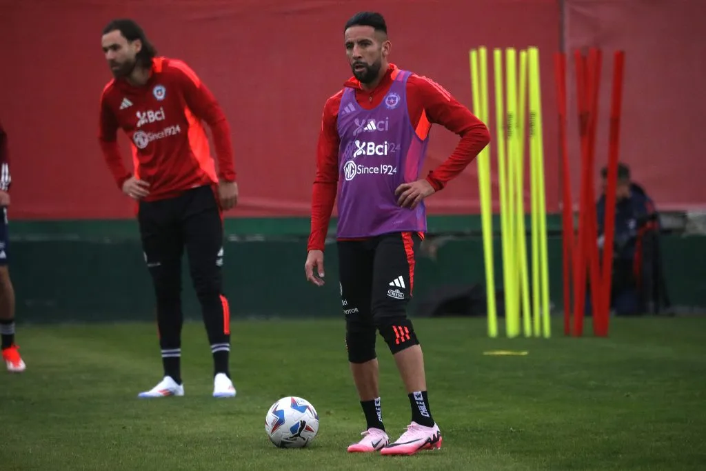 Mauricio Isla entrenando con la Roja en Juan Pinto Durán. Foto: Javier Salvo/Photosport
