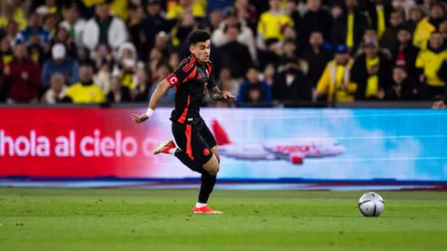 Luis Díaz corre con el balón en su último partido con la camiseta de Colombia.