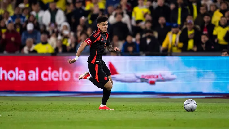 Luis Díaz corre con el balón en su último partido con la camiseta de Colombia.